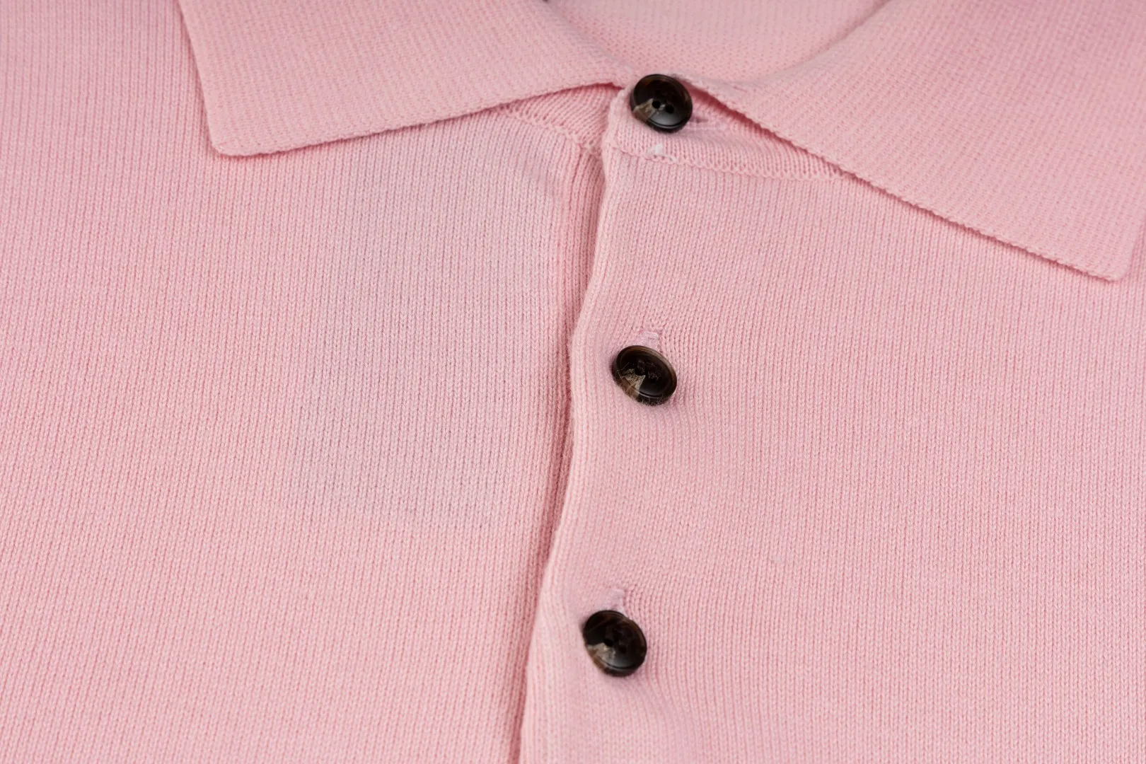 P216 #R81 Ralph Lauren knitted pony embroidered lapel polo shirt three-button pullover open chest long-sleeved sweater Official website synchronization Same style for men and women Sizes: S-XL Color: White Blue Gray Dark Gray Khaki Military Green Navy White Label Navy Blue Red Label Black Red Label Black White Label Pink Classic cotton yarn 100% white cotton High-quality goods Classic styles have always been popular! The workmanship details are very good! The simple lapel polo pullover sweater is always the standard, with classic brand embroidery on the chest! All major stars have the same style! Best for couples. High quality goods! Xinjiang cotton micro-elastic and smooth fabric has excellent quality. Pure cotton is soft and skin-friendly. Size: S M L